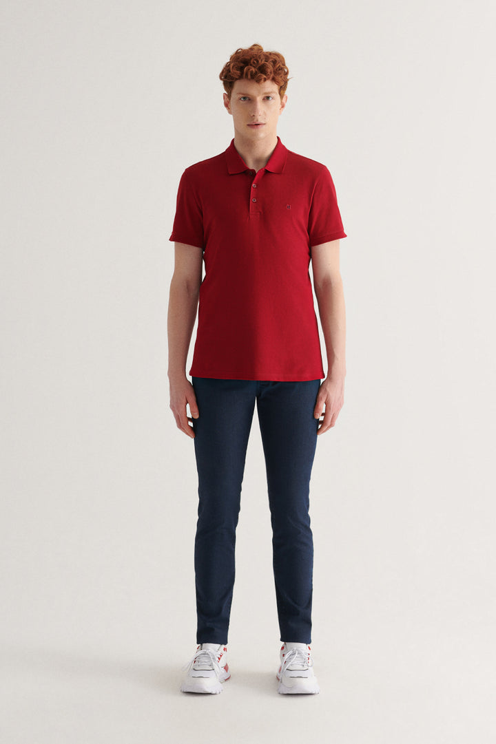 تي شيرت رجالي باللون الأحمر الداكن