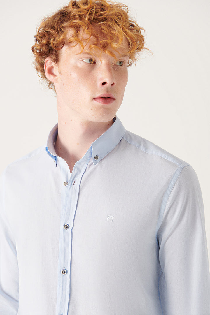 قميص رجالي باللون الأزرق