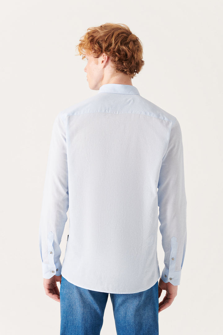 قميص رجالي باللون الأزرق