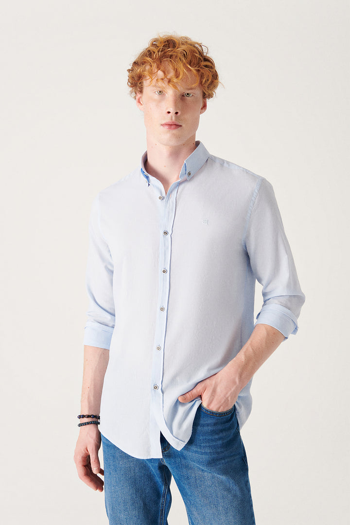 قميص رجالي باللون الأزرق