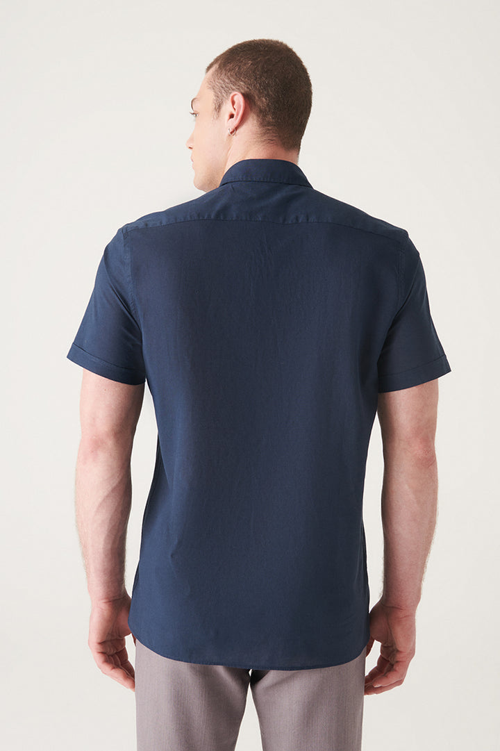 قميص رجالي باللون الأزرق الداكن