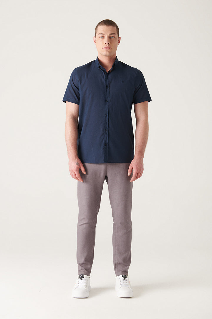 قميص رجالي باللون الأزرق الداكن