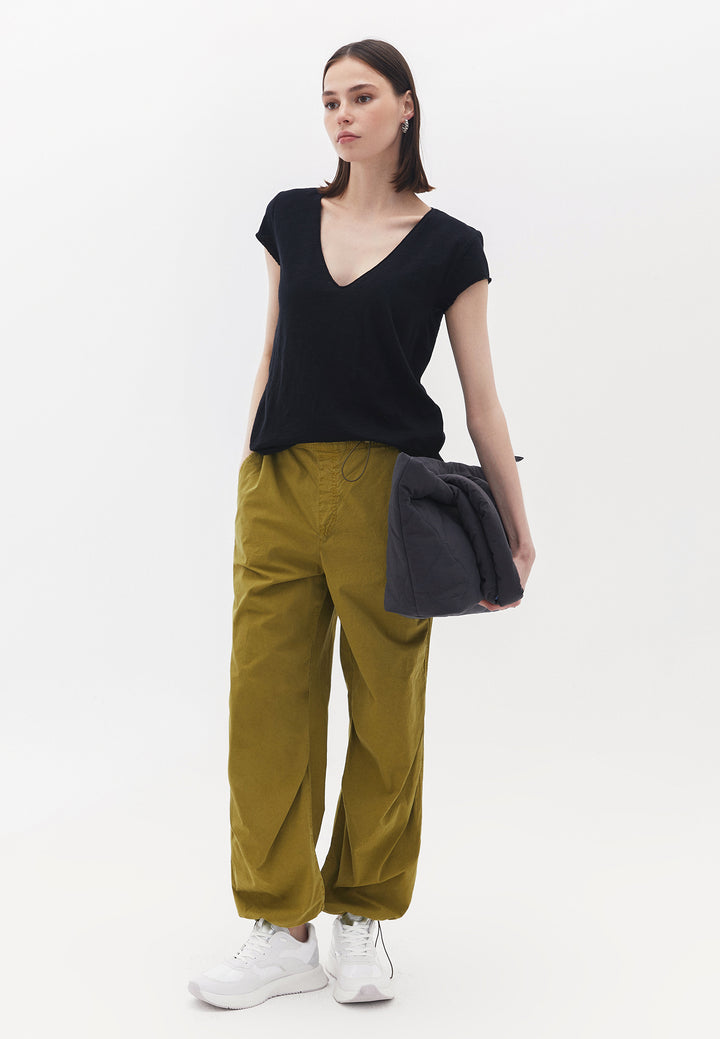 تي شيرت نسائي محبوك بفتحة رقبة على شكل حرف V