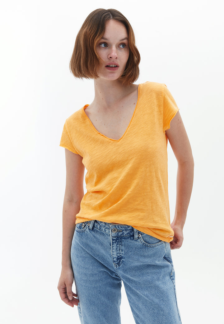 تي شيرت نسائي محبوك بفتحة رقبة على شكل حرف V