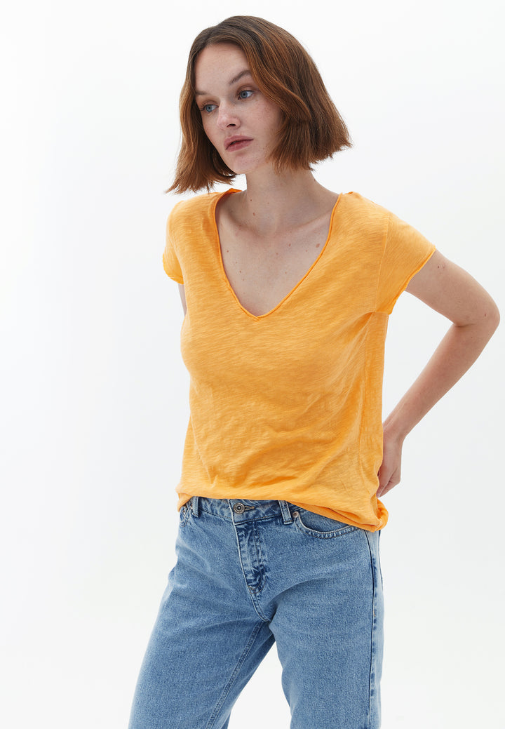 تي شيرت نسائي محبوك بفتحة رقبة على شكل حرف V