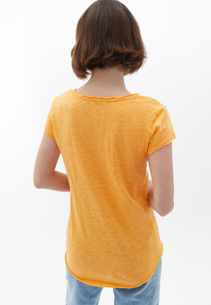 تي شيرت نسائي محبوك بفتحة رقبة على شكل حرف V