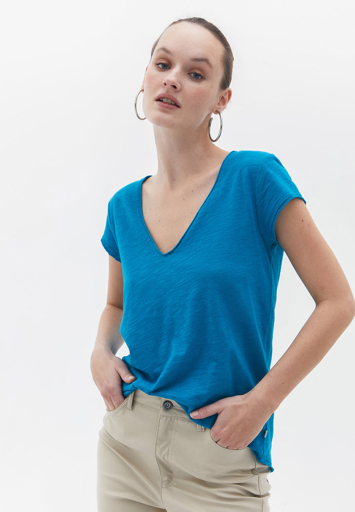 تي شيرت نسائي محبوك بفتحة رقبة على شكل حرف V