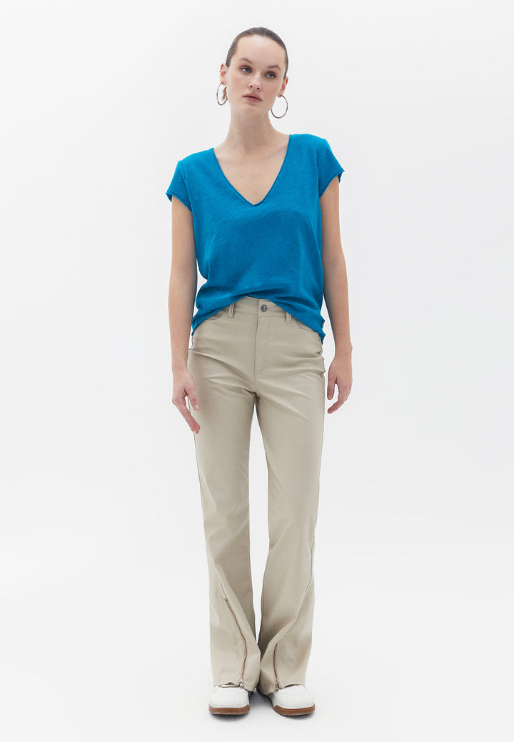 تي شيرت نسائي محبوك بفتحة رقبة على شكل حرف V