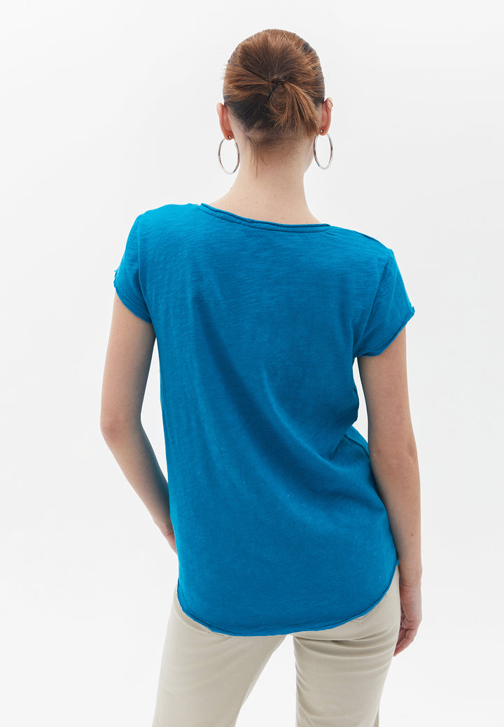 تي شيرت نسائي محبوك بفتحة رقبة على شكل حرف V