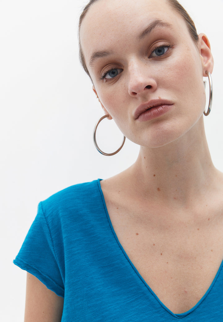 تي شيرت نسائي محبوك بفتحة رقبة على شكل حرف V