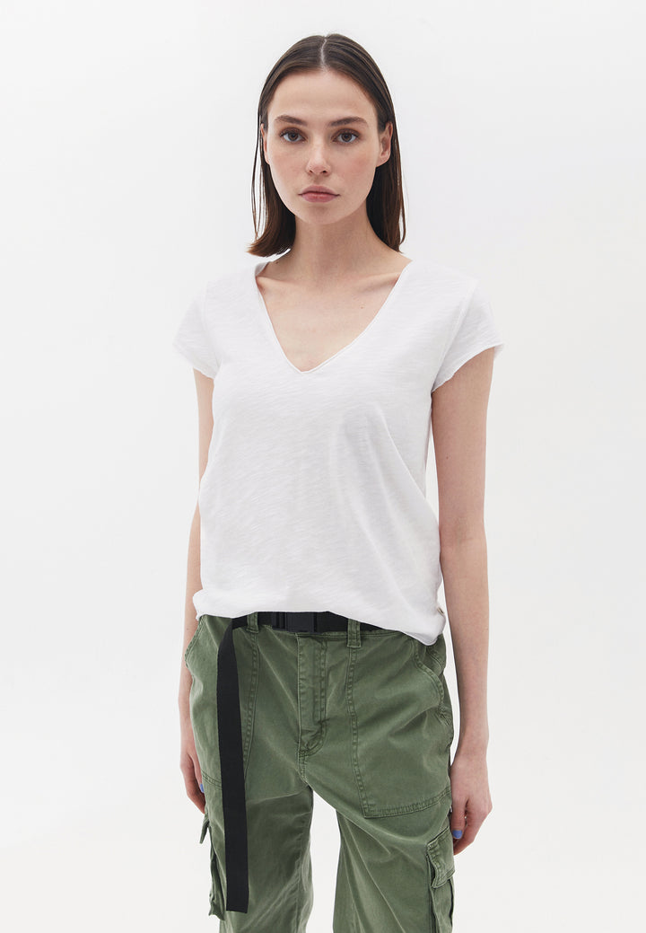 تي شيرت نسائي محبوك بفتحة رقبة على شكل حرف V