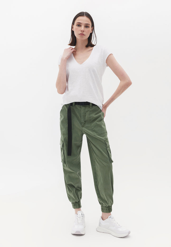 تي شيرت نسائي محبوك بفتحة رقبة على شكل حرف V