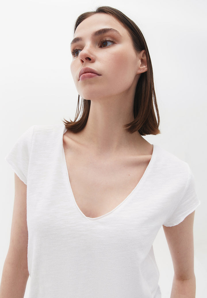 تي شيرت نسائي محبوك بفتحة رقبة على شكل حرف V