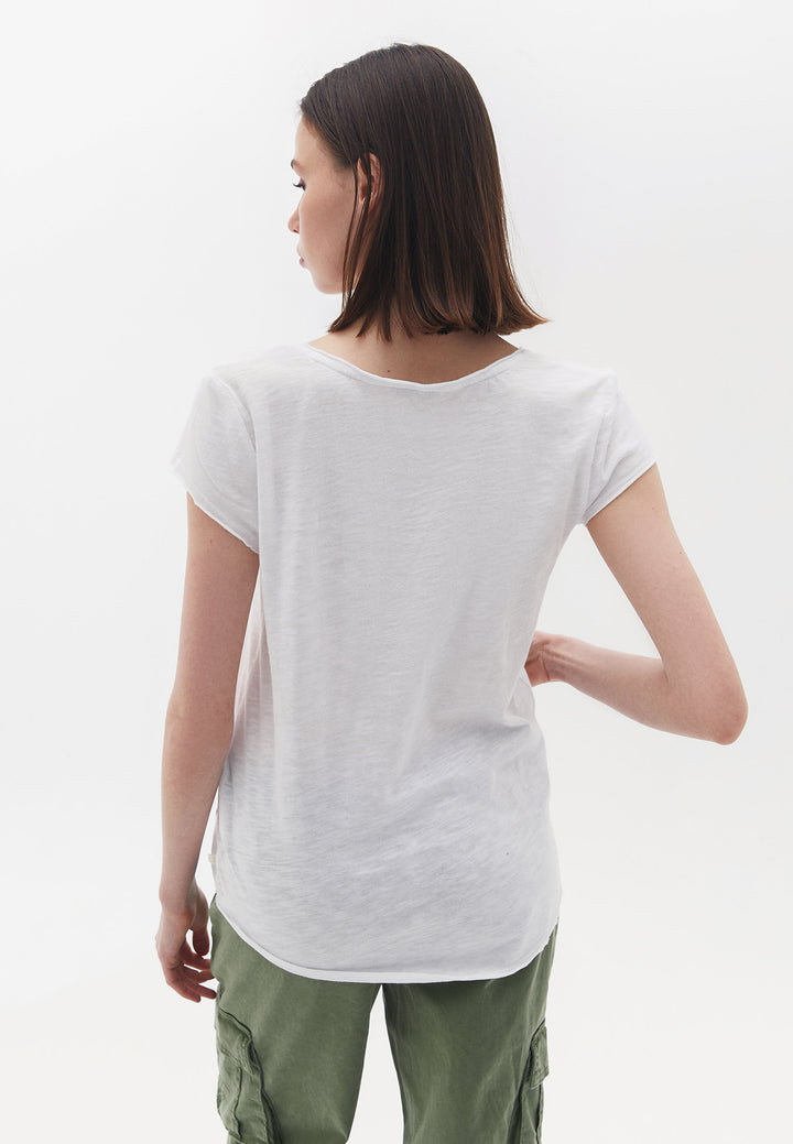 تي شيرت نسائي محبوك بفتحة رقبة على شكل حرف V