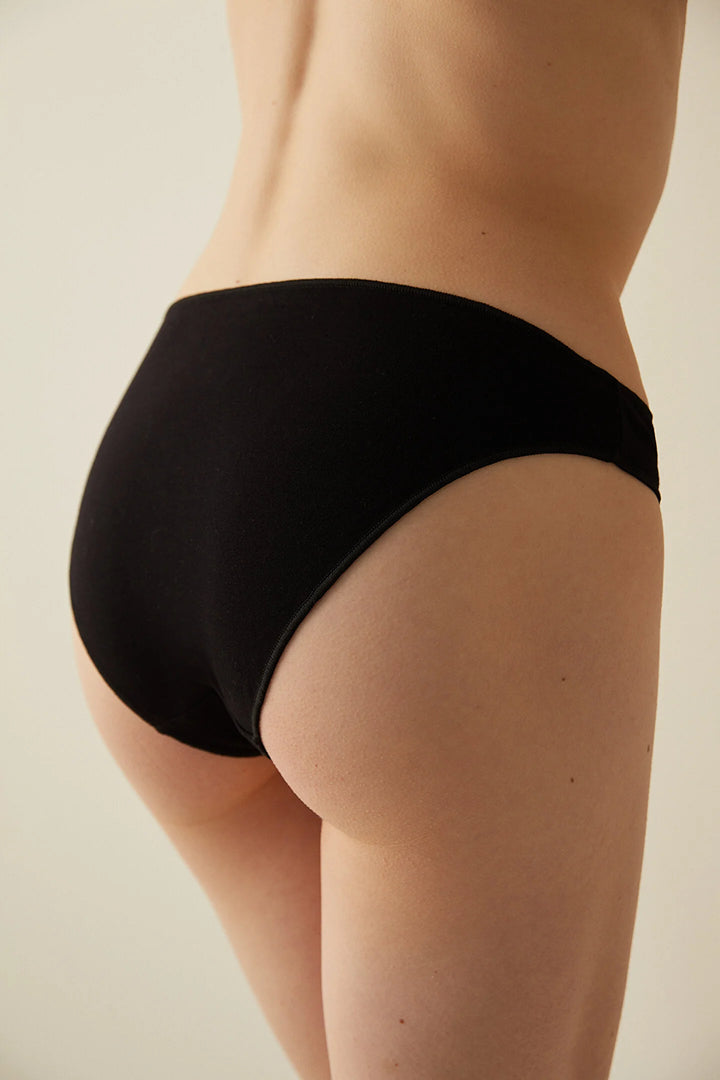 ملابس داخلية أساسية للنساء