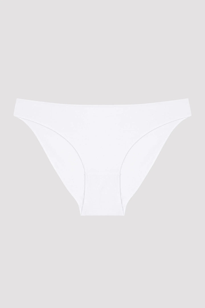 ملابس داخلية أساسية للنساء