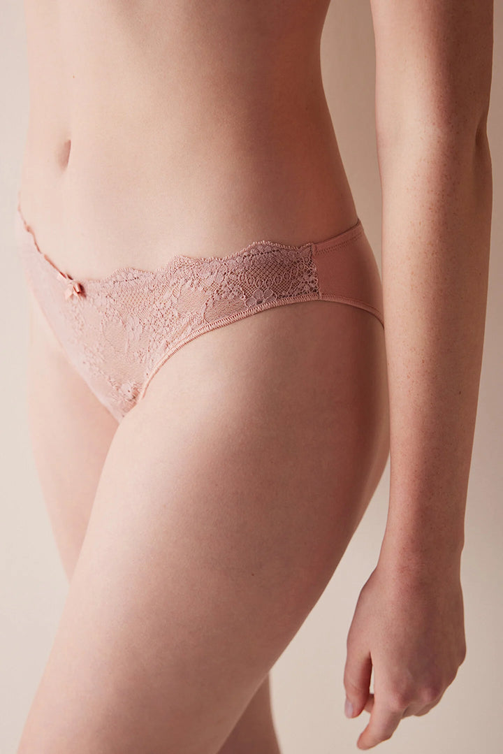 ملابس داخلية نسائية عصرية مع دانتيل