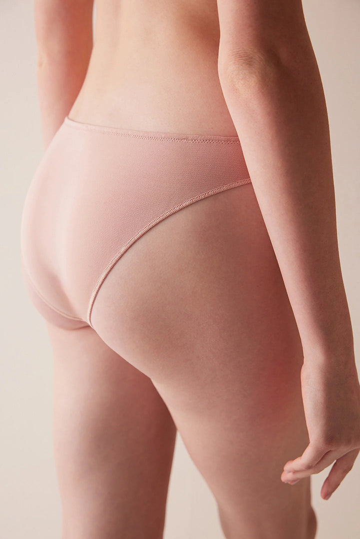 ملابس داخلية نسائية عصرية مع دانتيل