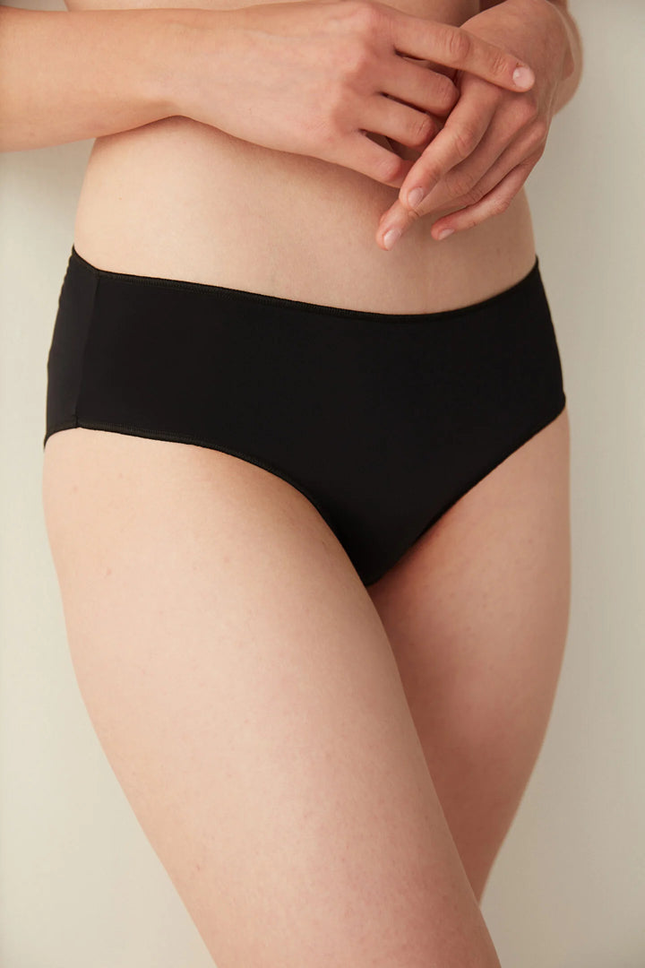 ملابس داخلية أساسية للنساء