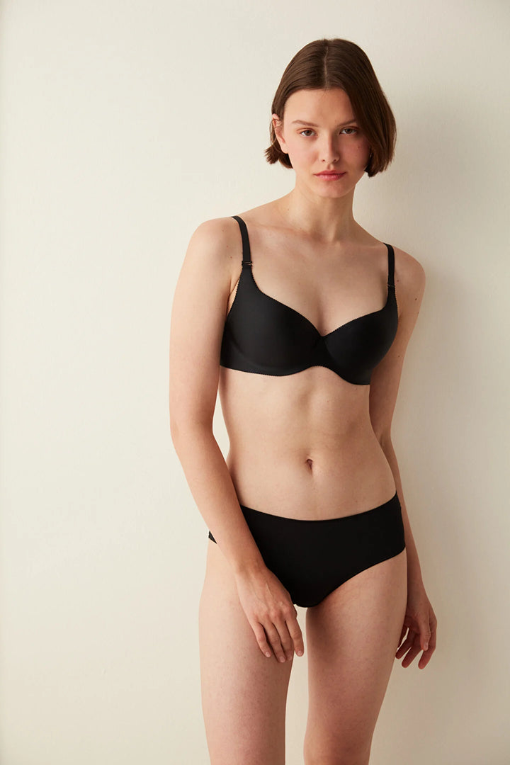 ملابس داخلية أساسية للنساء