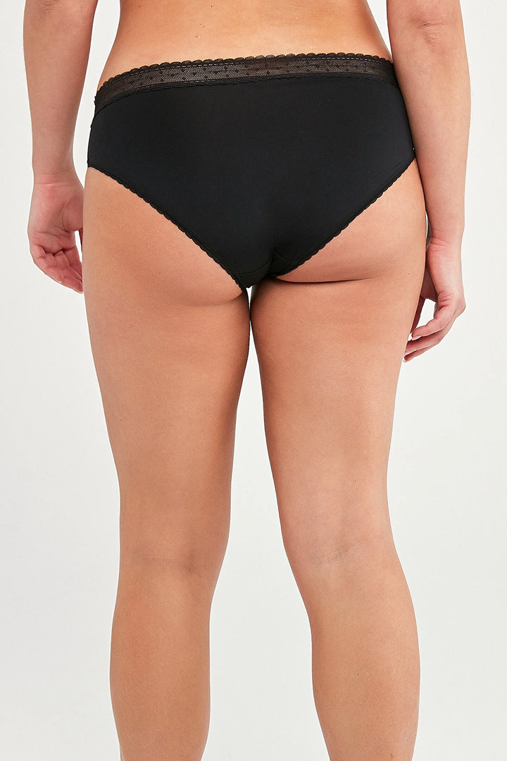 ملابس داخلية نسائية أساسية مع التفاصيل