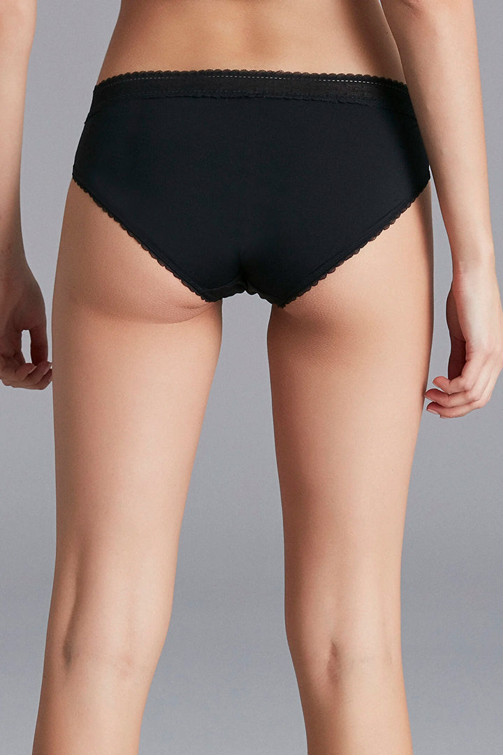 ملابس داخلية نسائية أساسية مع التفاصيل