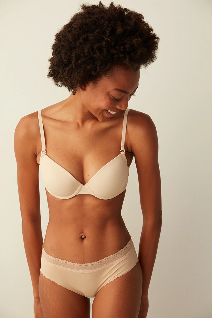 ملابس داخلية نسائية أساسية مع التفاصيل