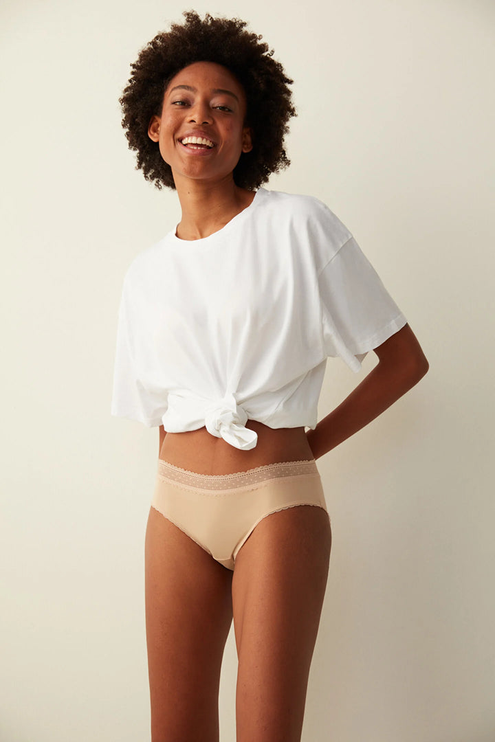 ملابس داخلية نسائية أساسية مع التفاصيل