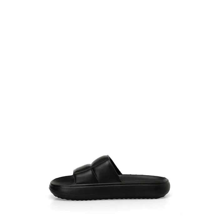 نعال نسائية باللون الأسود