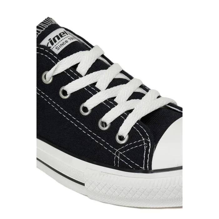 أحذية نسائية باللون الكحلي