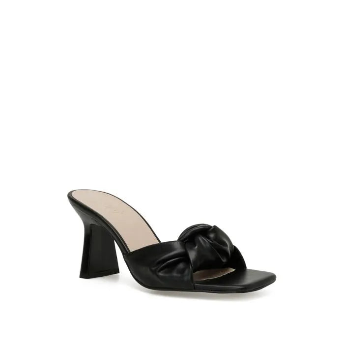 نعال نسائية باللون الأسود