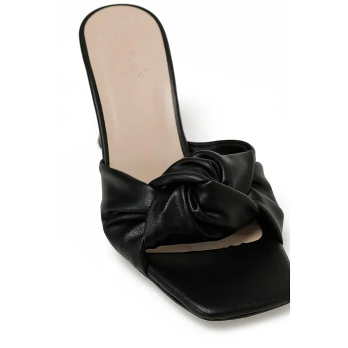 نعال نسائية باللون الأسود