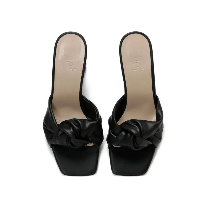 نعال نسائية باللون الأسود