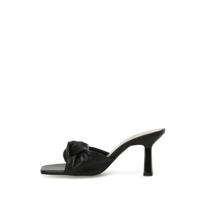 نعال نسائية باللون الأسود