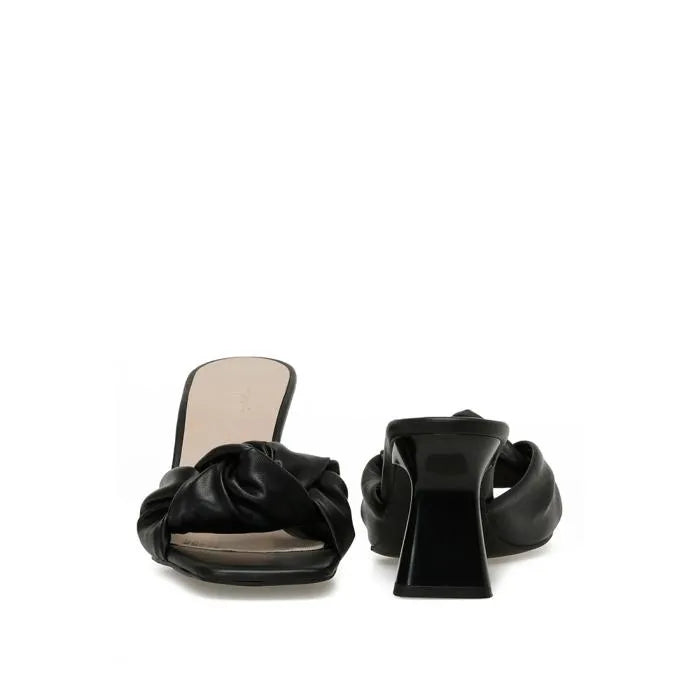 نعال نسائية باللون الأسود