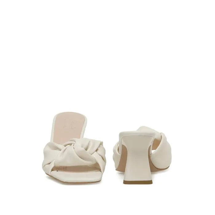 نعال نسائية باللون البيج