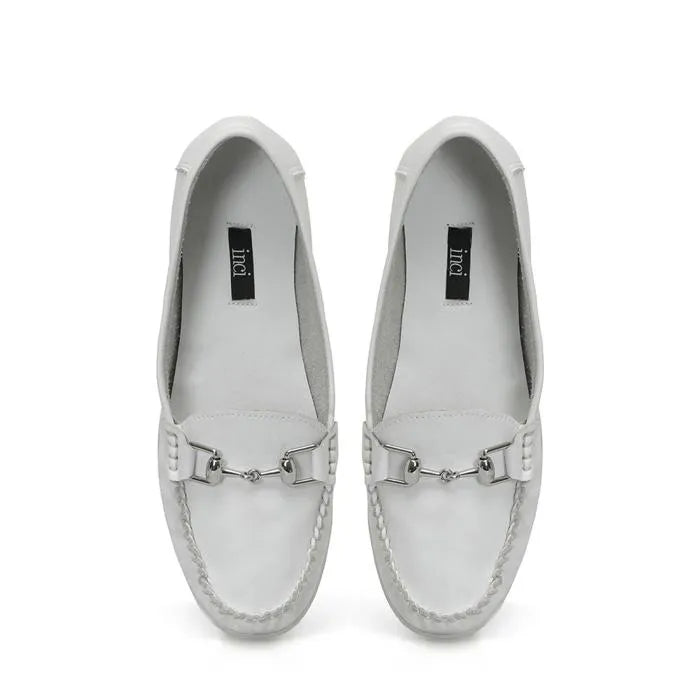 حذاء نسائي أبيض