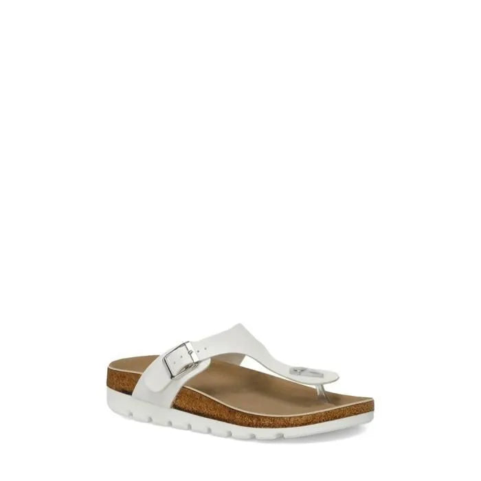 نعال نسائية باللون الأبيض