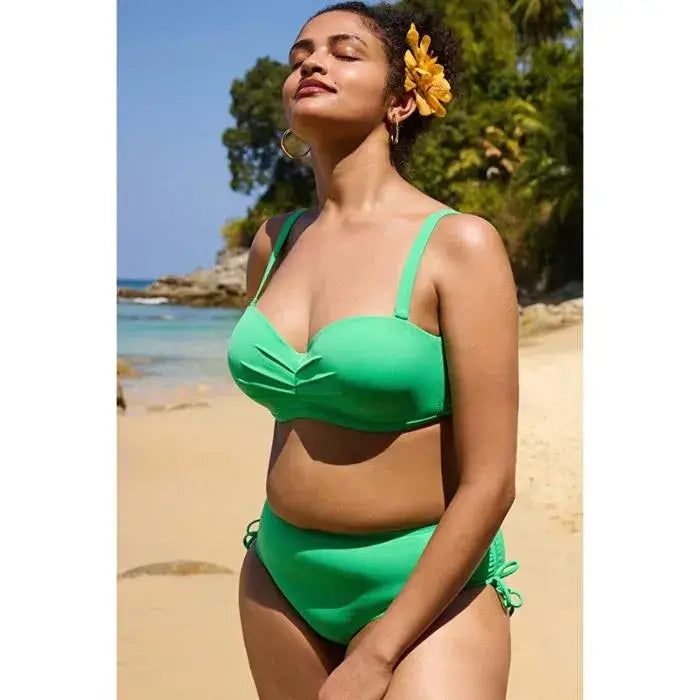 Femme haut de bikini vert Lotus PENTI en polyester, élasthanne, avec une touche estivale sur la plage.