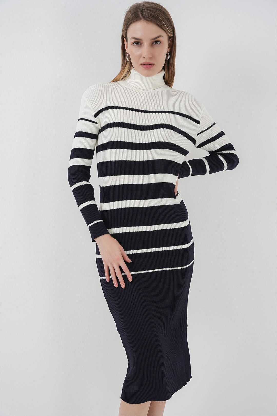Bigdart 15841 Robe en tricot col montant bleu marine et blanc