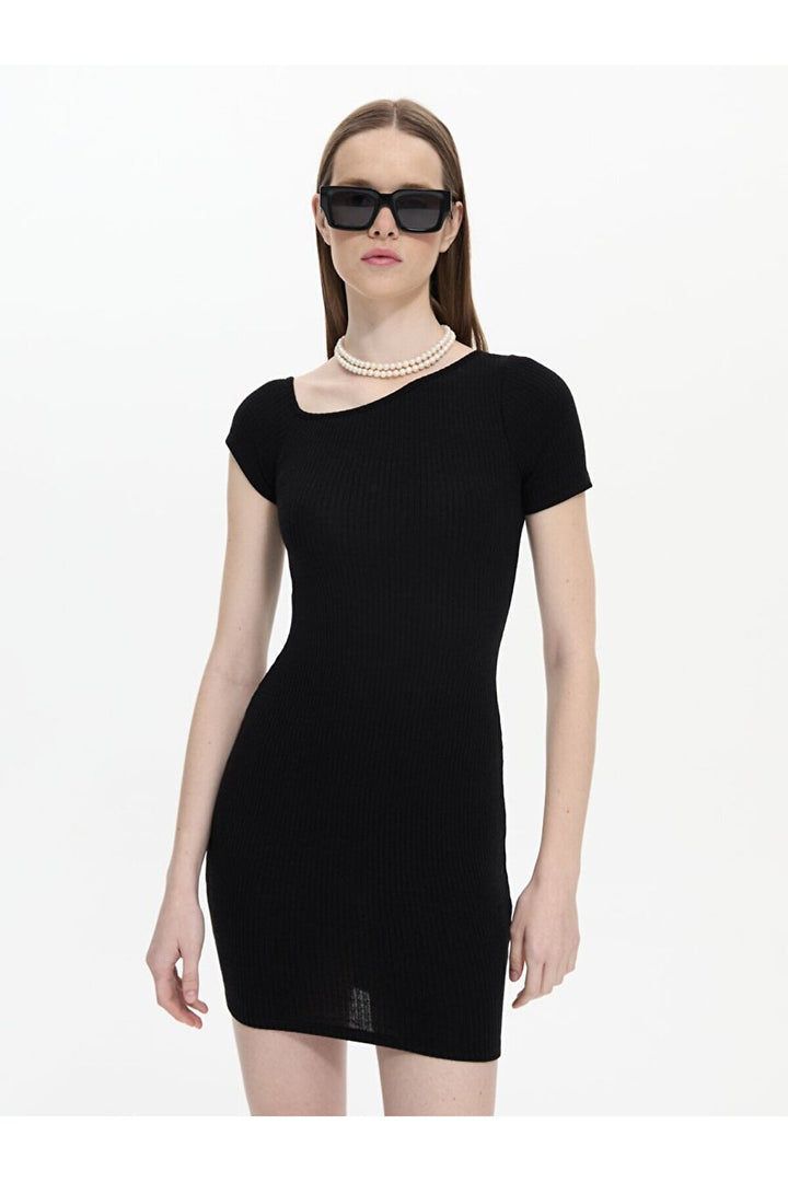LTB Robe courte asymétrique à col noir