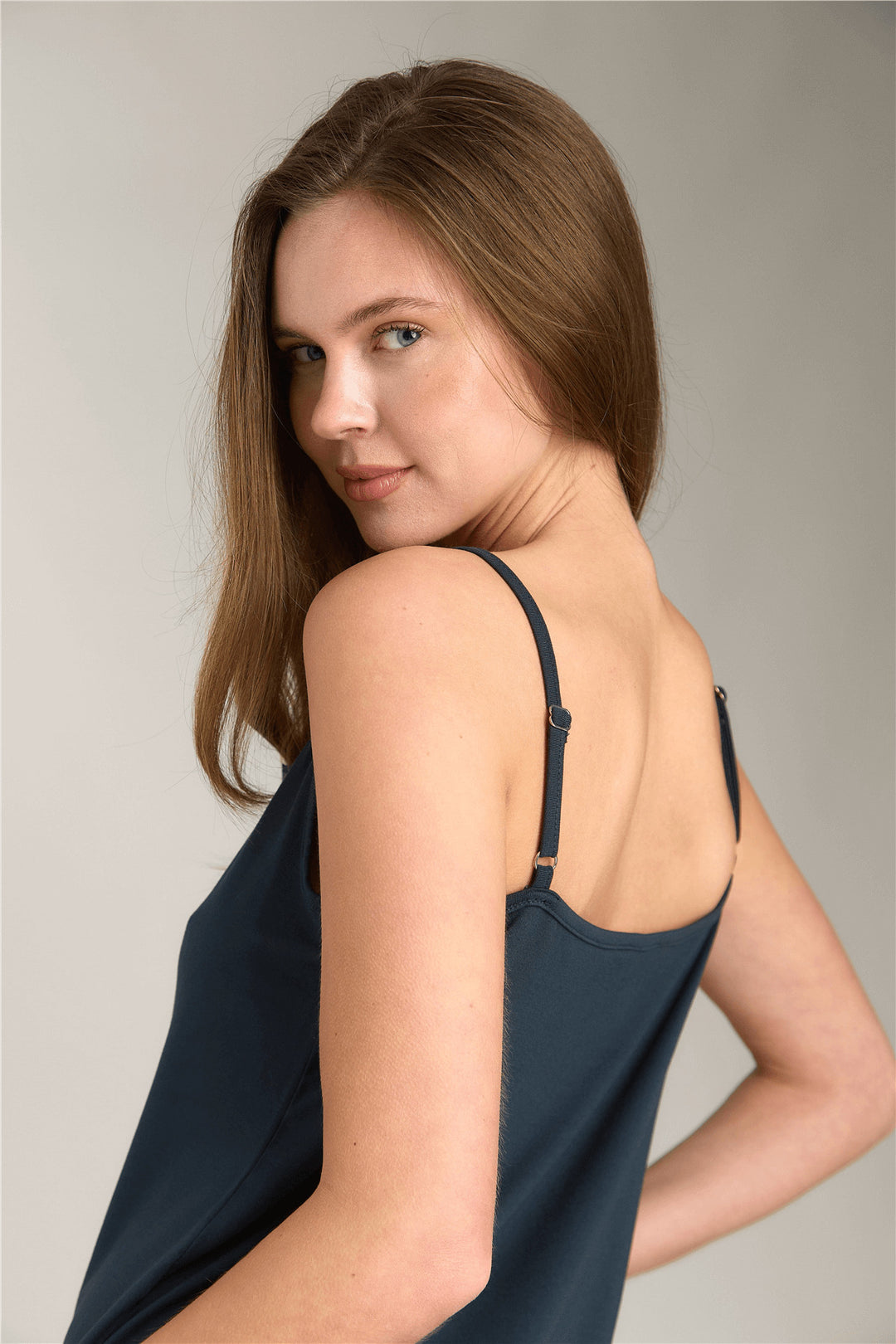 Lovely Things Chemise de nuit en dentelle tricotée ELLA avec sangle en corde - Anthracite