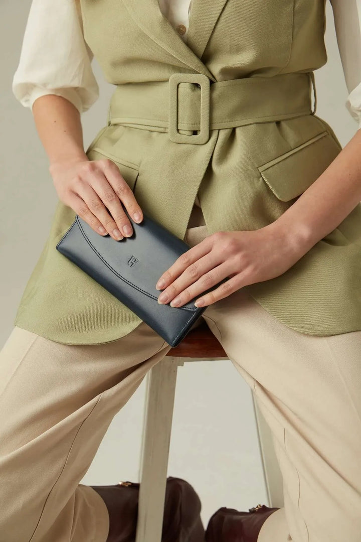 helmbrook Porte-cartes à compartiments multiples en cuir pour femmes Ashley Portefeuille RFID avec fermeture à glissière protégée Bleu marine