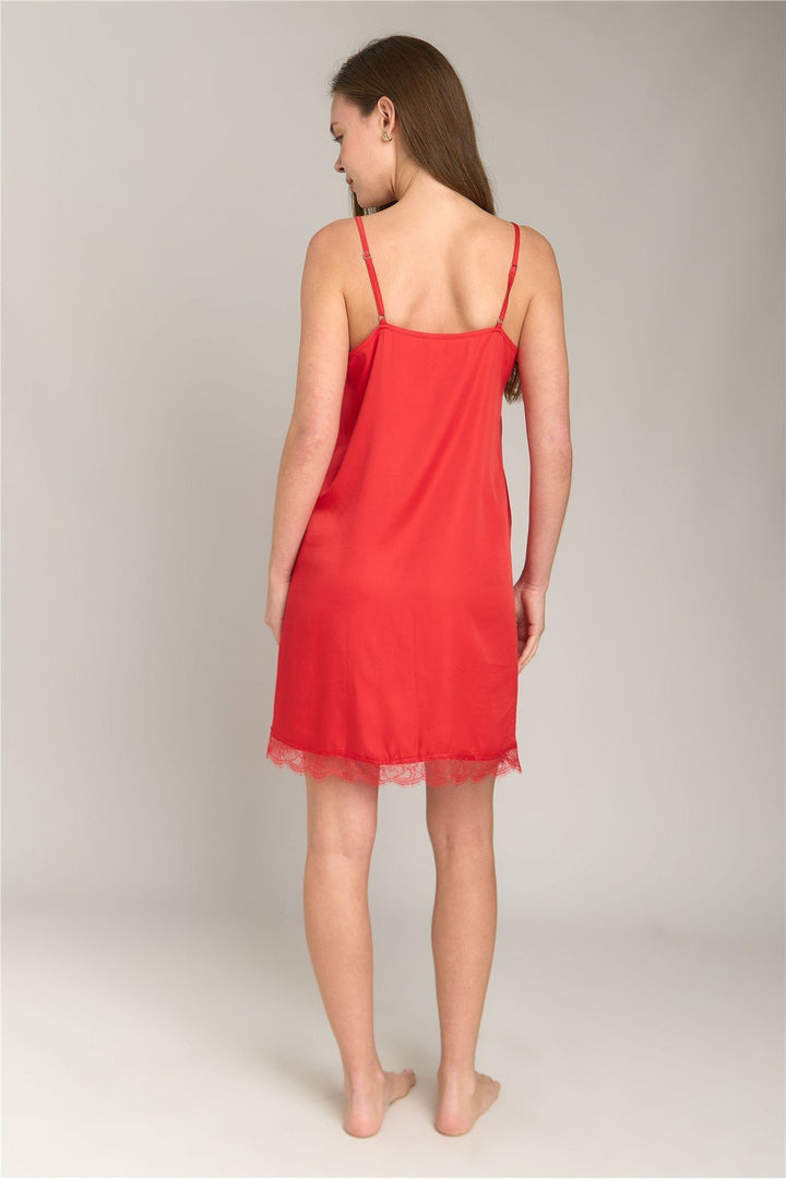 Lovely Things Chemise de nuit courte GERALDINE avec sangle en corde de satin - Rouge