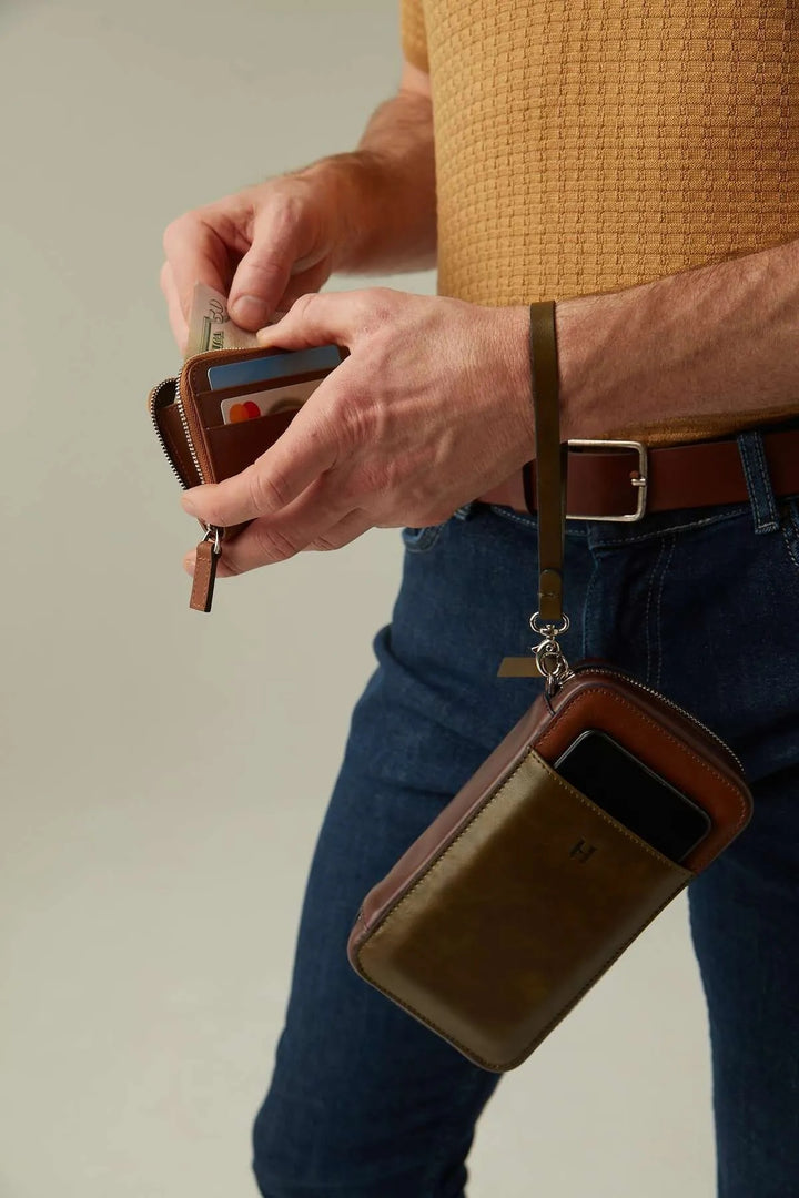 Helmbrook Sac à main en cuir véritable Bracelet Poche avant RFID Protégé Carlye Khaki Tan