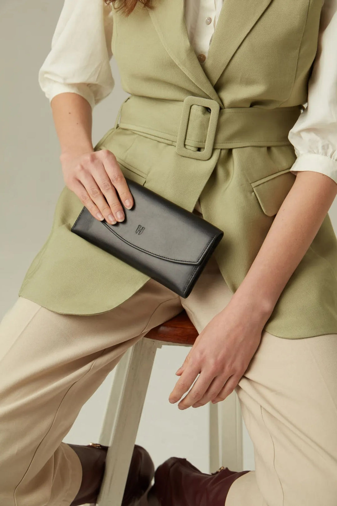 helmbrook Porte-cartes multi-baie noir zippé RFID en cuir pour femme Ashley