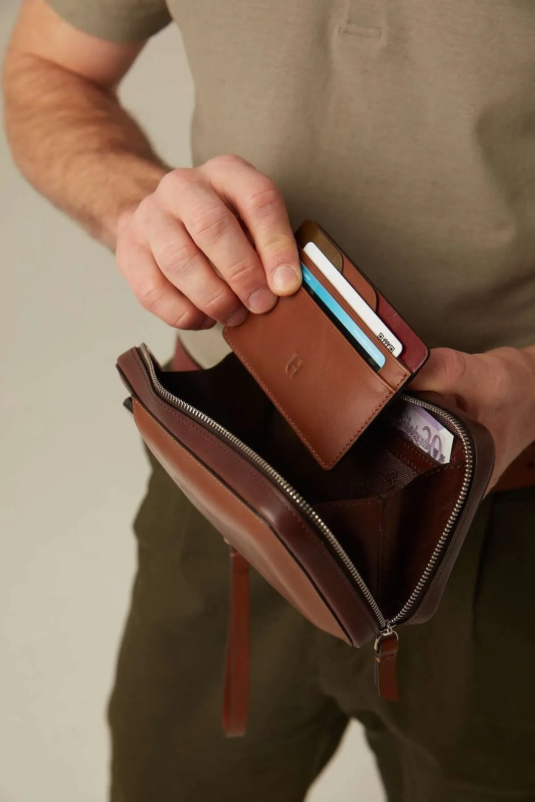 helmbrook Sac à main en cuir véritable Bracelet Poche avant RFID Protégé Carlye Tan Kaki
