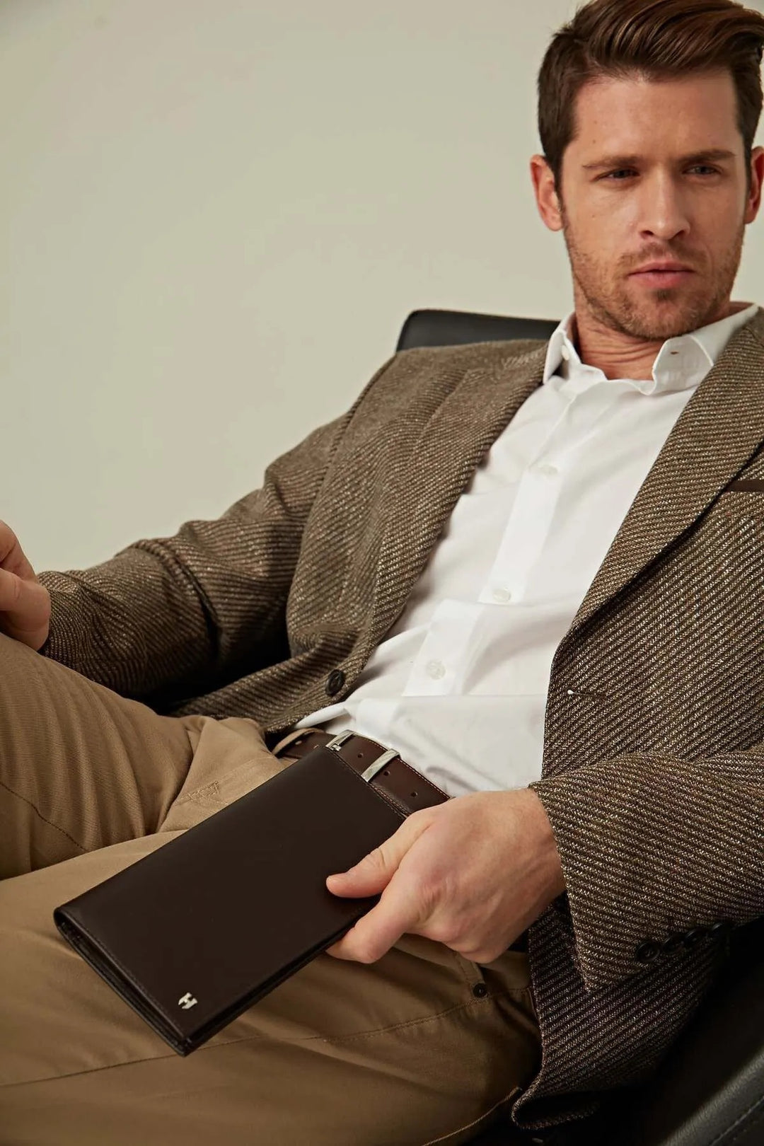 Helmbrook Portefeuille de voyage protégé Rfid multi-baie en cuir café pour homme de Tripp