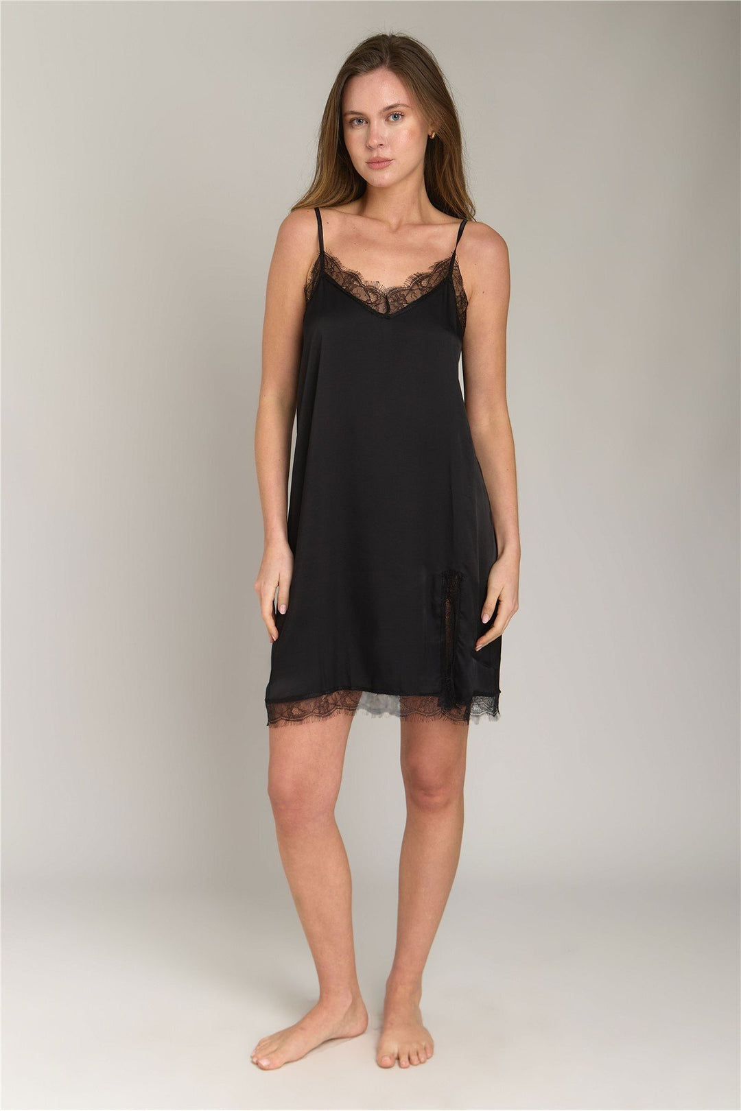 Lovely Things GERALDINE Robe de nuit courte à bretelles en satin - Noir