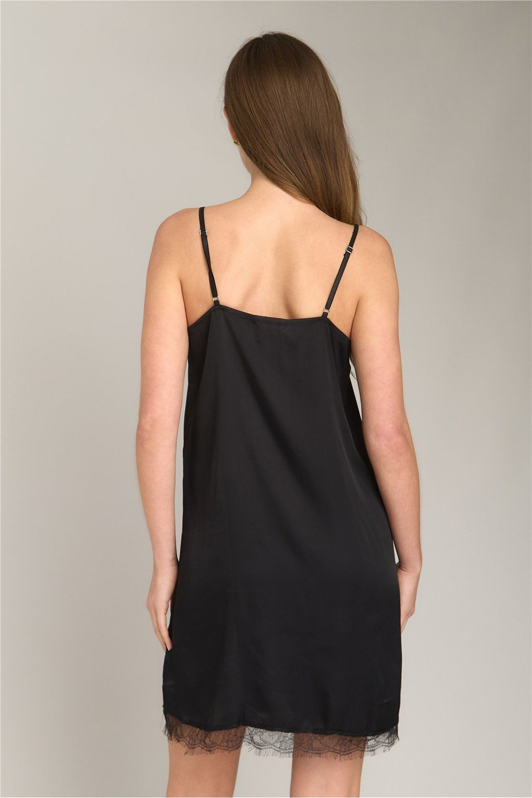 Lovely Things GERALDINE Robe de nuit courte à bretelles en satin - Noir